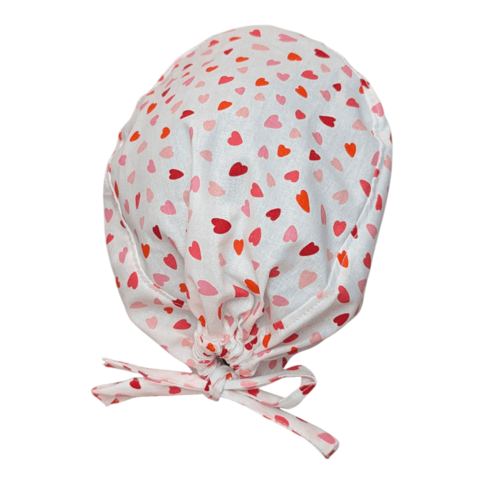 Le calot Petit Cœur séduit par son imprimé de petits cœurs dans des tons roses et rouges