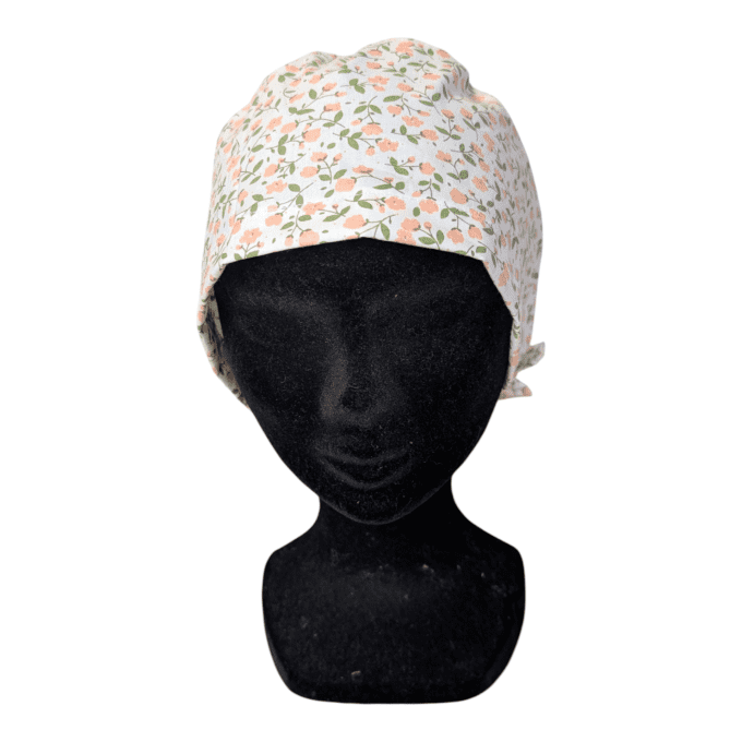 Le calot Petites Fleurs séduit par son imprimé fin et délicat, composé de petites fleurs aux tons pa