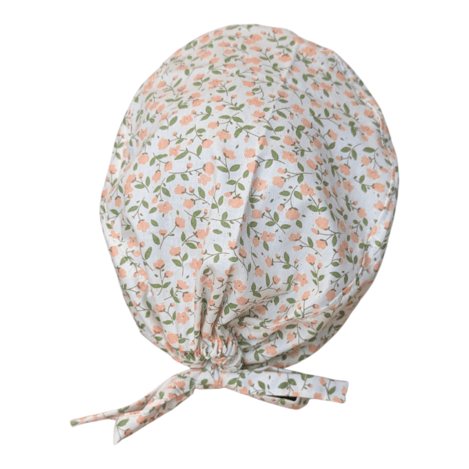 Le calot Petites Fleurs séduit par son imprimé fin et délicat, composé de petites fleurs aux tons pa