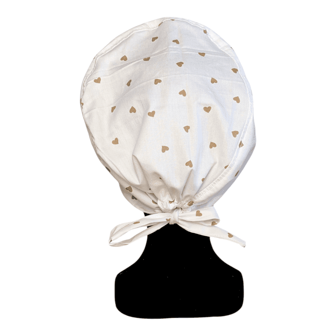 Calot médical Petits Cœurs Caramel – petits cœurs marron clair fond blanc ivoire – cousu main Norman