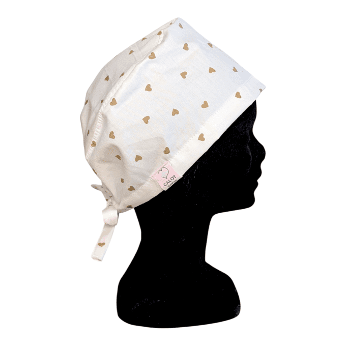 Calot médical Petits Cœurs Caramel – petits cœurs marron clair fond blanc ivoire – cousu main Norman