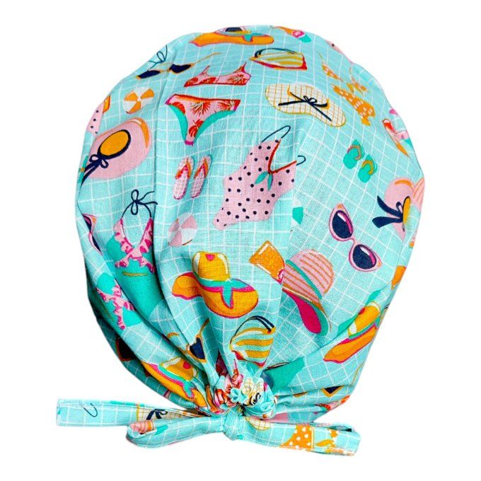 sur un fond bleu piscine à carreaux, retrouvez tout l’univers de l’été — maillots de bain, lunettes 