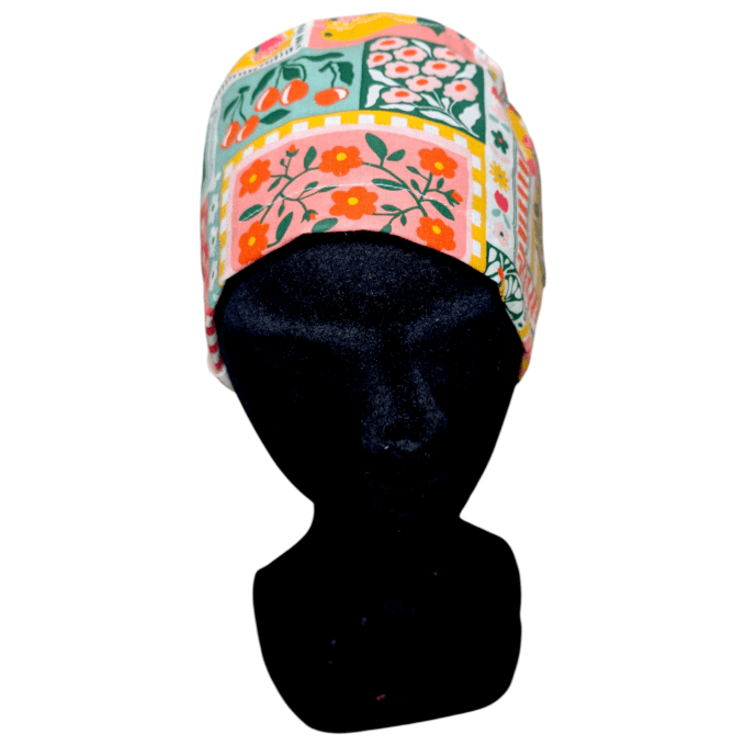 ses motifs géométriques, fleuris et fruités mêlent des teintes éclatantes de rose, vert, jaune et or