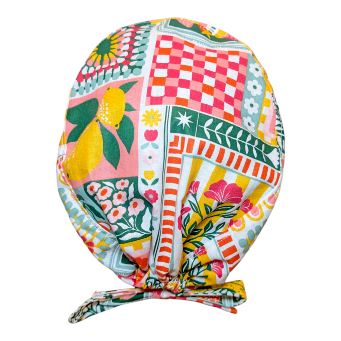 ses motifs géométriques, fleuris et fruités mêlent des teintes éclatantes de rose, vert, jaune et or