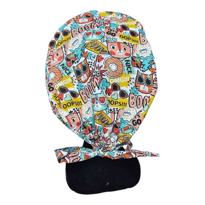 ce calot est décoré de chats cartoon, de donuts, de cœurs, de smileys et d’onomatopées façon bd (“bo