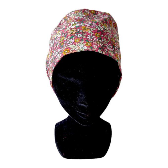 un fond rose mettant en valeur de jolies fleurs multicolores (blanc, jaune, orange, vert), parfait p