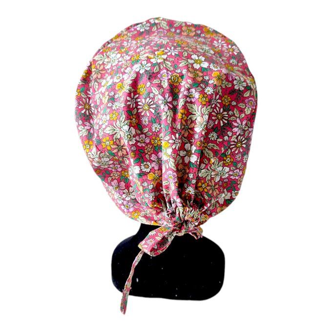 un fond rose mettant en valeur de jolies fleurs multicolores (blanc, jaune, orange, vert), parfait p