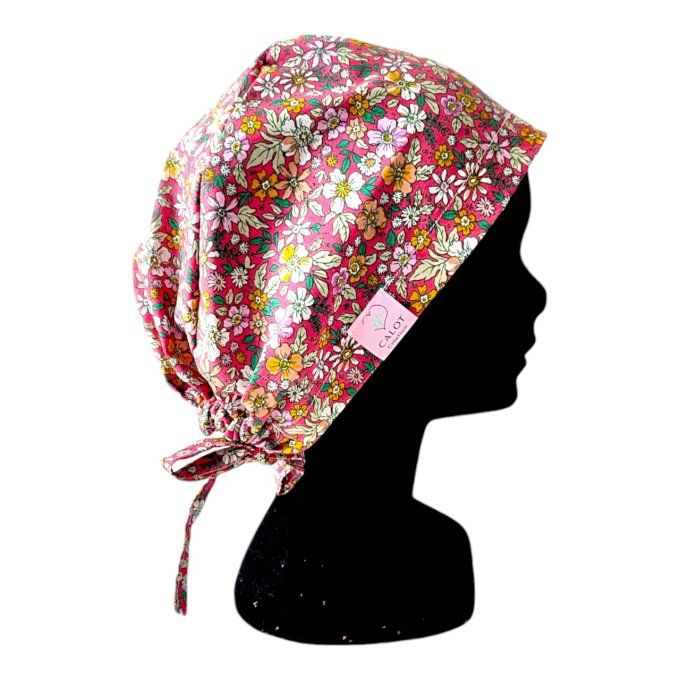 un fond rose mettant en valeur de jolies fleurs multicolores (blanc, jaune, orange, vert), parfait p