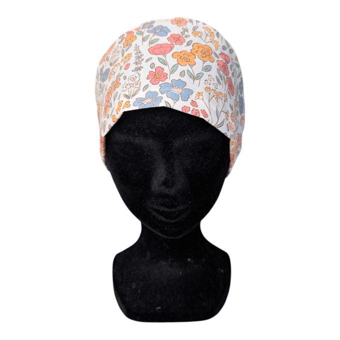 Le calot Primevère Colorée séduit par son imprimé floral multicolore, joyeux et dynamique