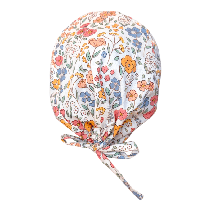 Le calot Primevère Colorée séduit par son imprimé floral multicolore, joyeux et dynamique