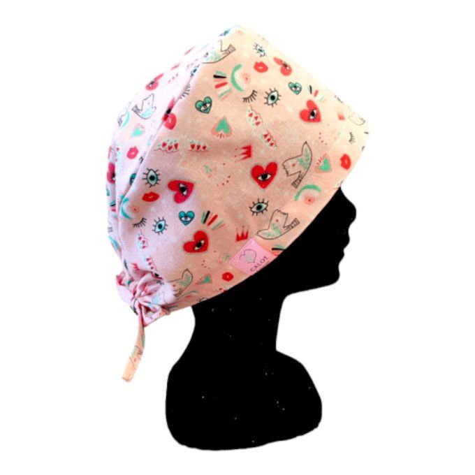 sur un fond rose poudré dansent des cœurs rouges, des yeux rêveurs, des colombes porteuses de messag