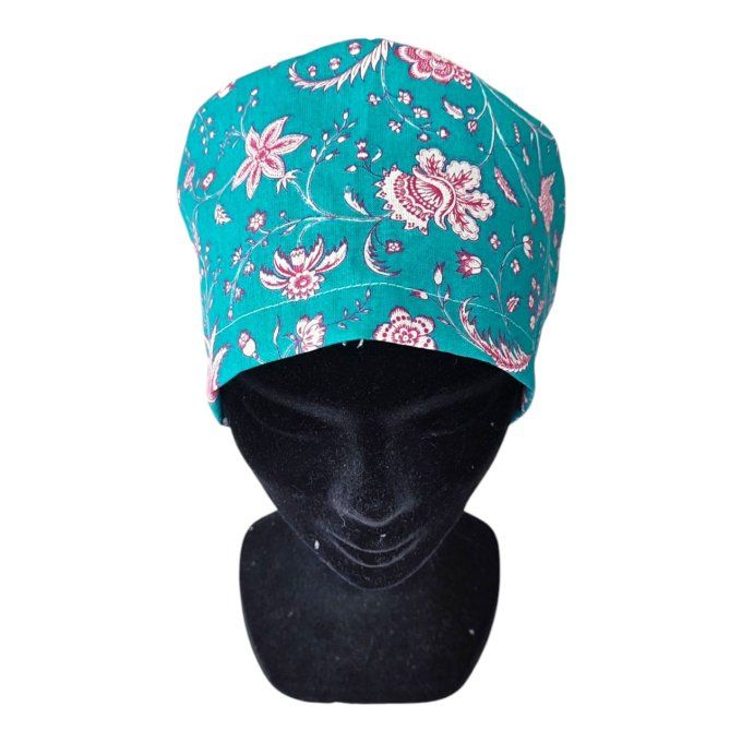 son tissu bleu turquoise est délicatement orné de motifs floraux roses et blancs, apportant une touc