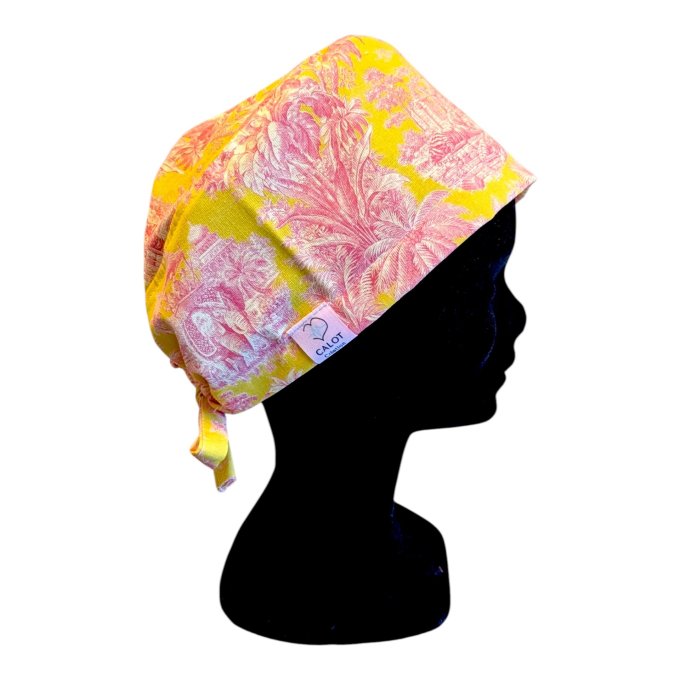 Calot médical Safari de Jaipur, toile de Jouy jaune et rose, vue de profil avec étiquette Calot Créa