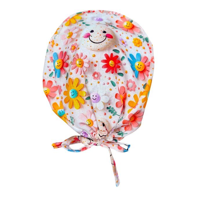 des fleurs aux visages souriants dans un tourbillon de couleurs vives sur fond clair – impossible de
