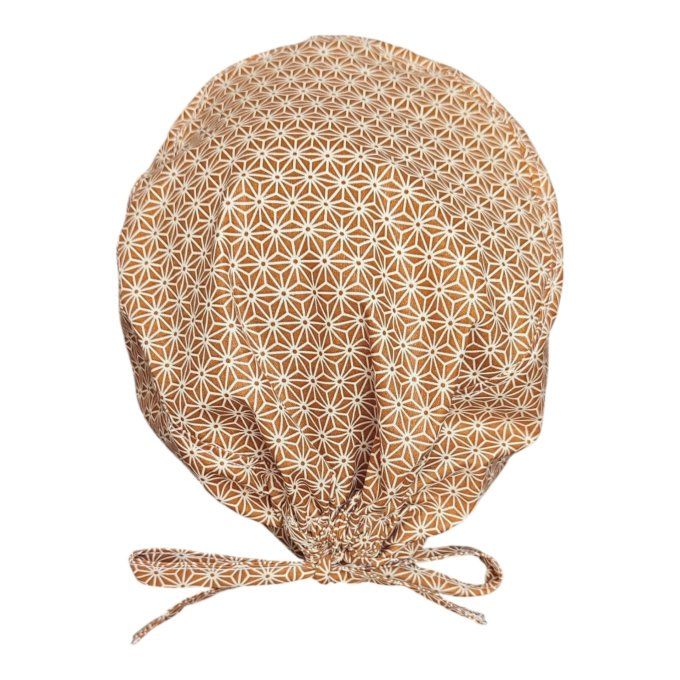avec son imprimé asanoha (motif étoilé japonais) sur un fond marron chaud, le calot tokyo apporte un