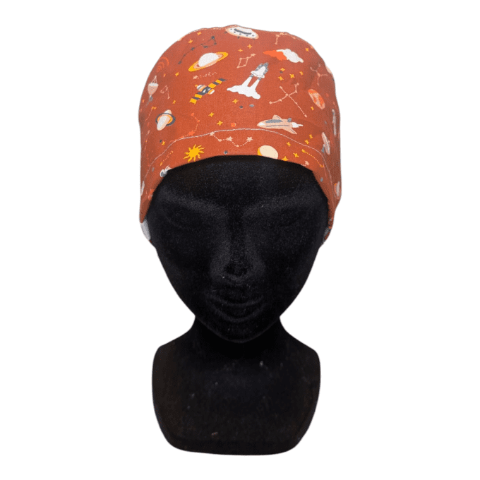 Planètes, fusées, satellites et petits cosmonautes composent ce tissu chaleureux aux tons orangés