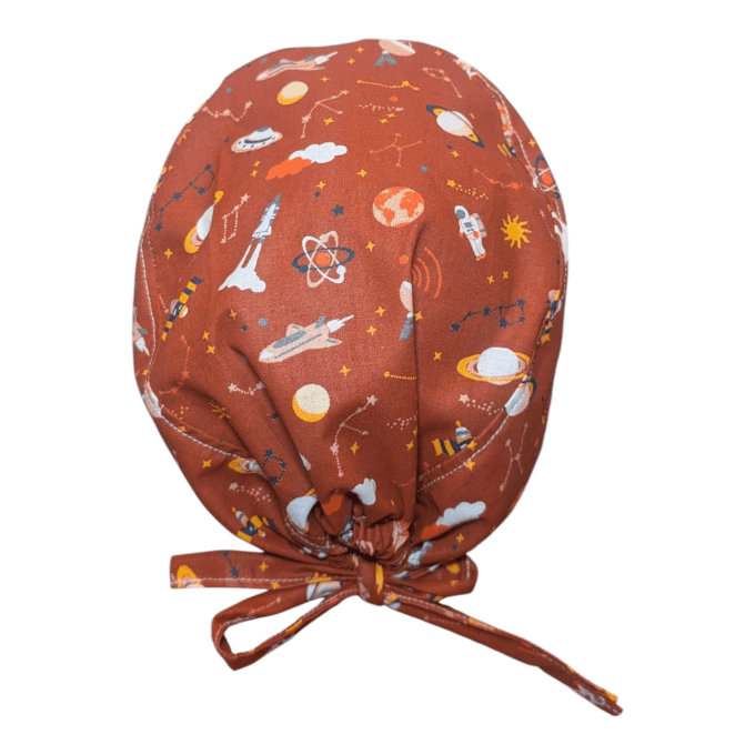 Planètes, fusées, satellites et petits cosmonautes composent ce tissu chaleureux aux tons orangés