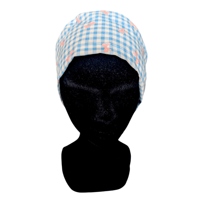 Le calot vichy nœuds bleu, c’est la touche rétro-chic qui fait sourire