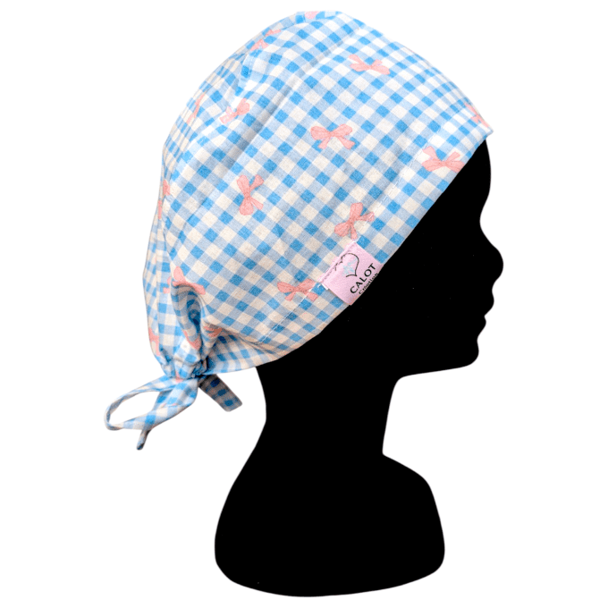 Le calot vichy nœuds bleu, c’est la touche rétro-chic qui fait sourire