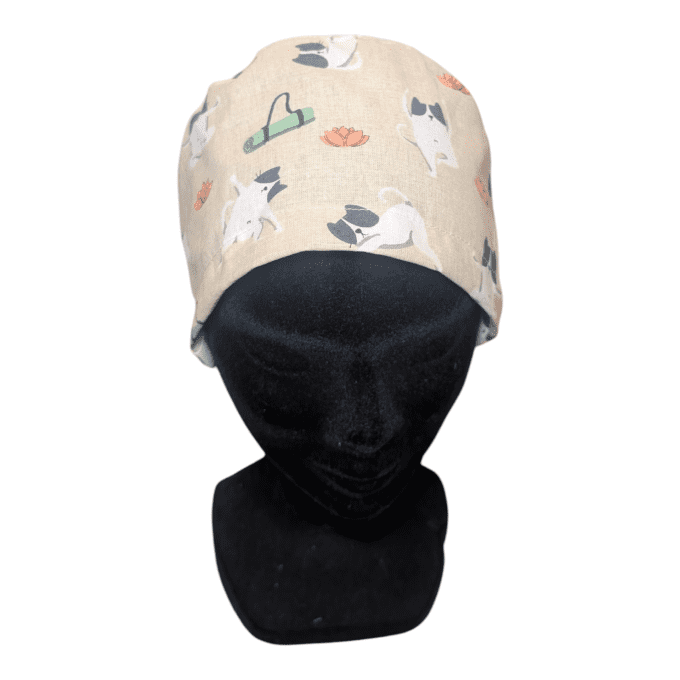 Des petits chats pratiquant différentes postures de yoga, accompagnés de lotus délicats