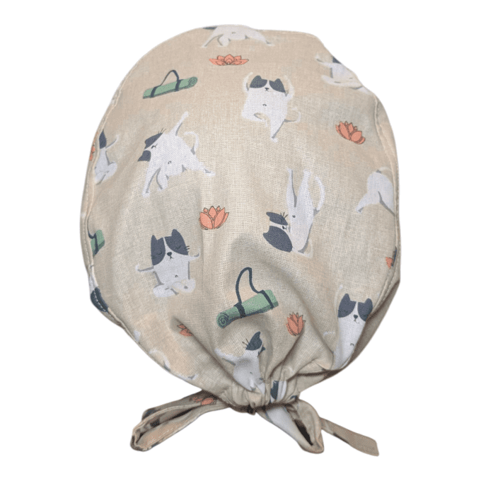 Des petits chats pratiquant différentes postures de yoga, accompagnés de lotus délicats