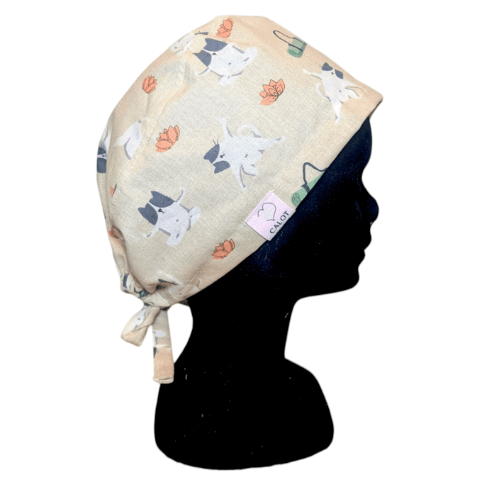 Des petits chats pratiquant différentes postures de yoga, accompagnés de lotus délicats