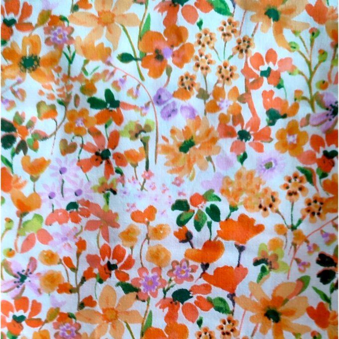 tissu fleurs orange, touche de vert et violet sur fond blanc