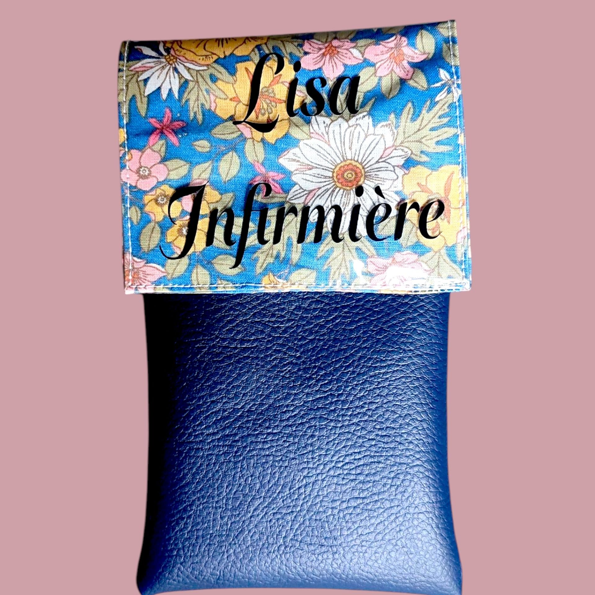 Pochette aimantée personnalisable theme bleu avec des fleurs jaune et blanches pochette aimantée Clara