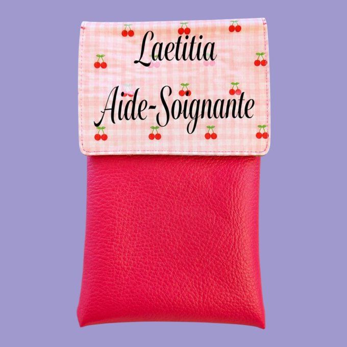 Pochette Infirmière avec un délicat vichy rose poudré et blanc, semé de petites cerises rouges aux f