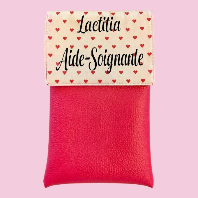 Un délicat tissu crème parsemé de petits cœurs rouges, associé à un similicuir rose fuchsia vif et l