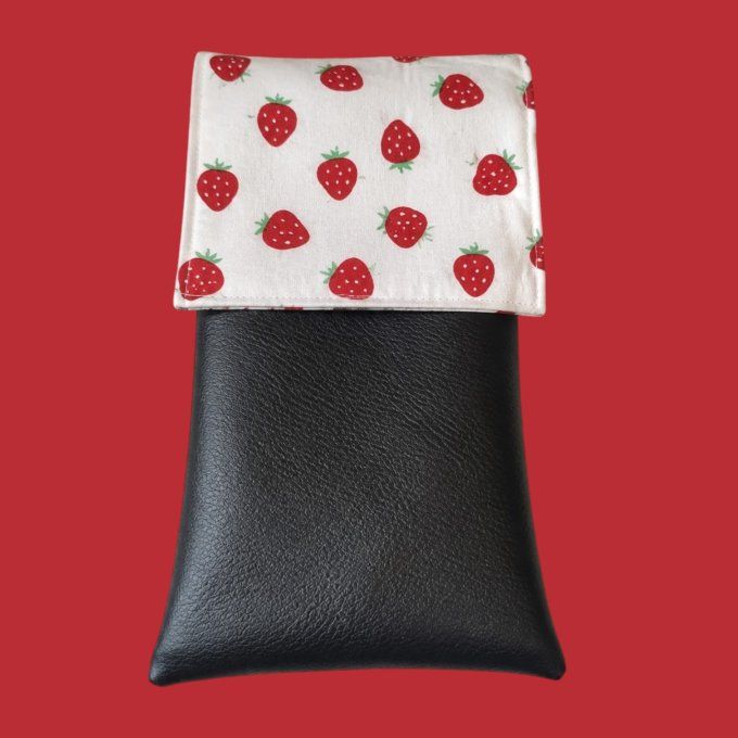 Un fond blanc immaculé semé de grosses fraises rouges juteuses aux feuilles vertes — gourmand, joyeu