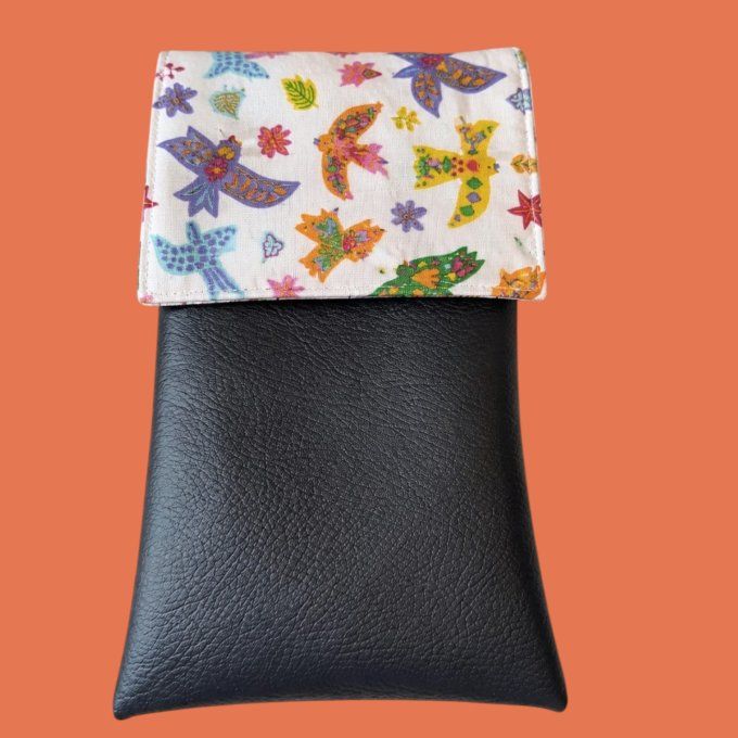Un fond écru lumineux semé d'oiseaux stylisés multicolores — violet, orange, turquoise, jaune et ver