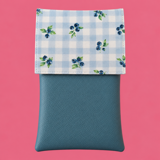 Pochette infirmière aimantée Vichy Myrtille, rabat en vichy bleu ciel à myrtilles et similicuir bleu