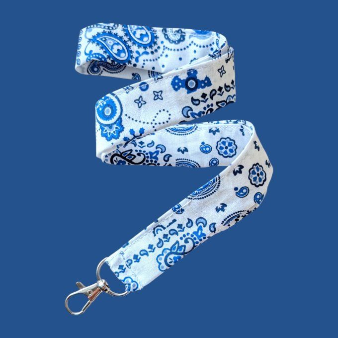 Un imprimé bandana classique revisité en bleu roi et blanc, avec ses arabesques, paisleys et petits