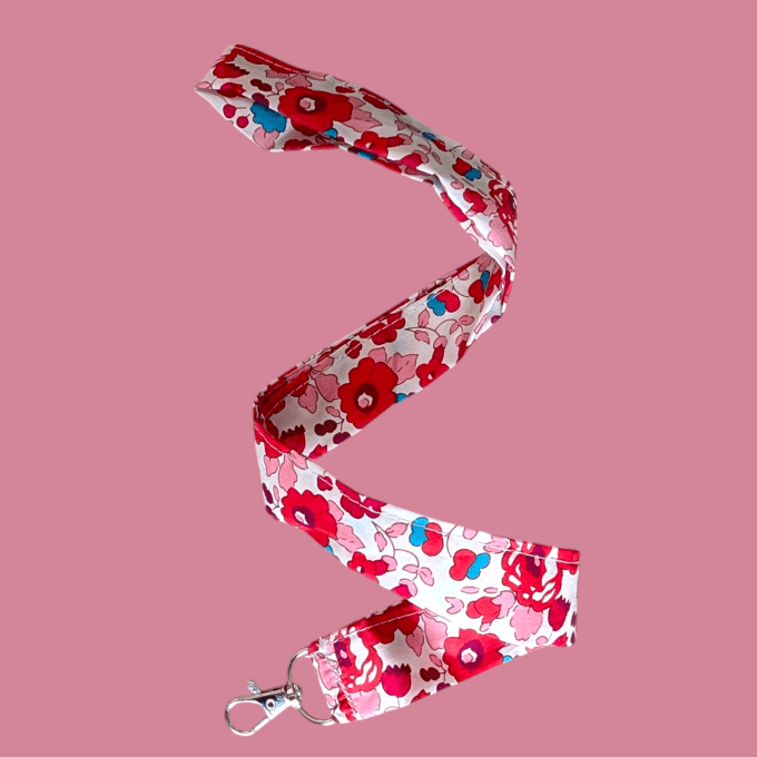Avec son motif de fleurs rouges éclatantes rehaussées de touches de bleu turquoise et de rose tendre