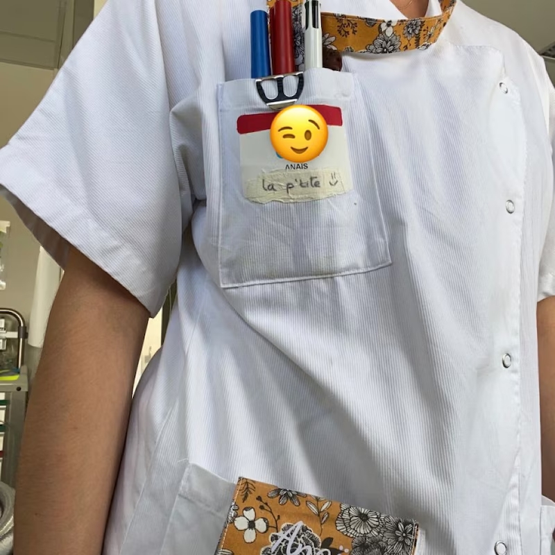pochette aimantée personnalisable sur blouse personnel soignant