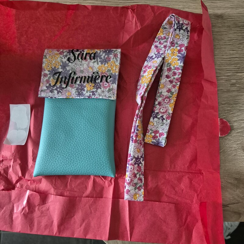 ensemble pochette et tour de cou personnalisé pour infirmière