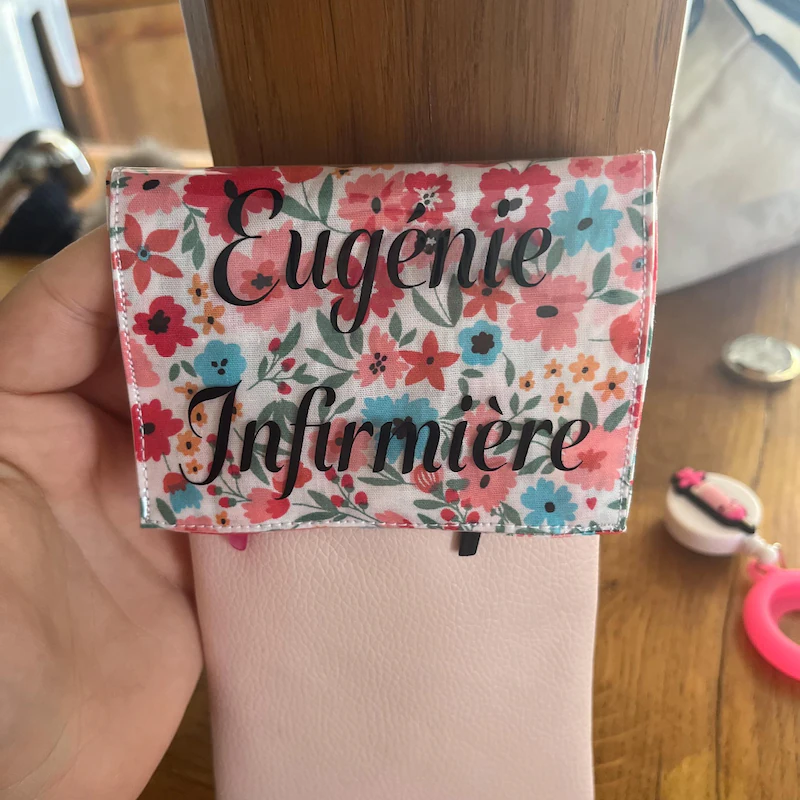 pochette aimantée pratique pour badge et accessoires médicaux