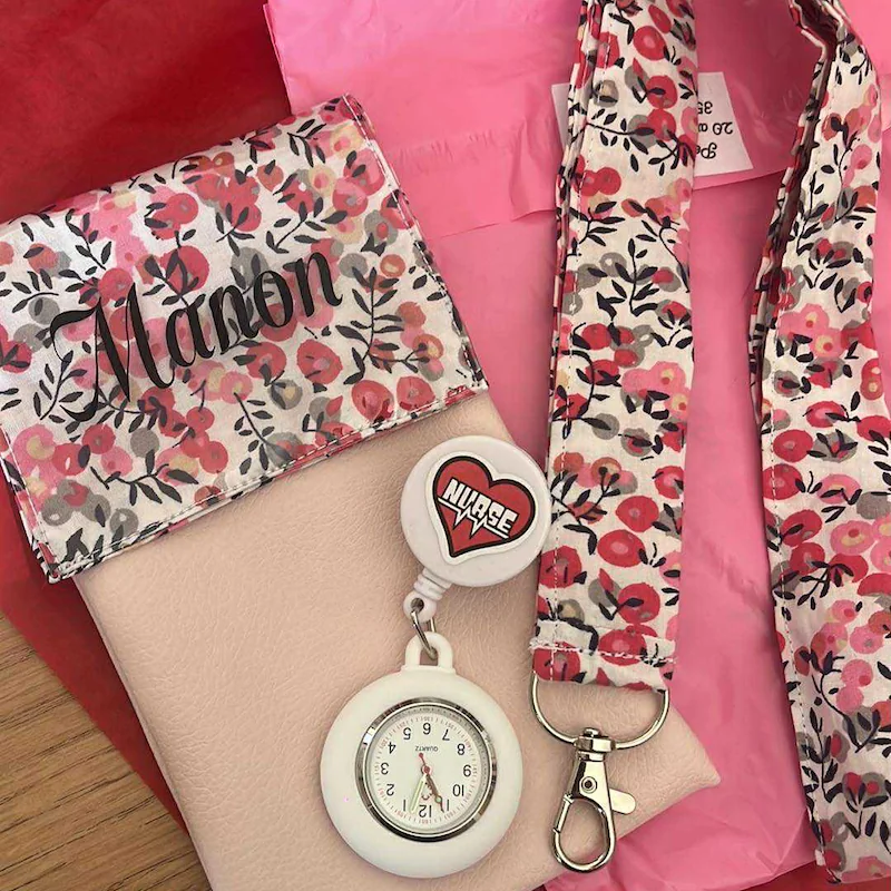 pochette infirmière en tissu fleuri avec attache aimantée